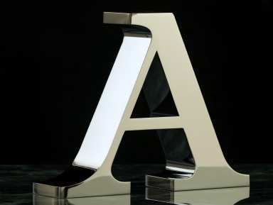 Serifli ve serifsiz iki krom harf — serif efsanesi